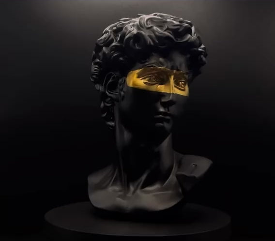 Edle Deko mit echtem Wert:  Skulpturen, Krypto-münzen und Acryl-Behälter mit Bargeld.